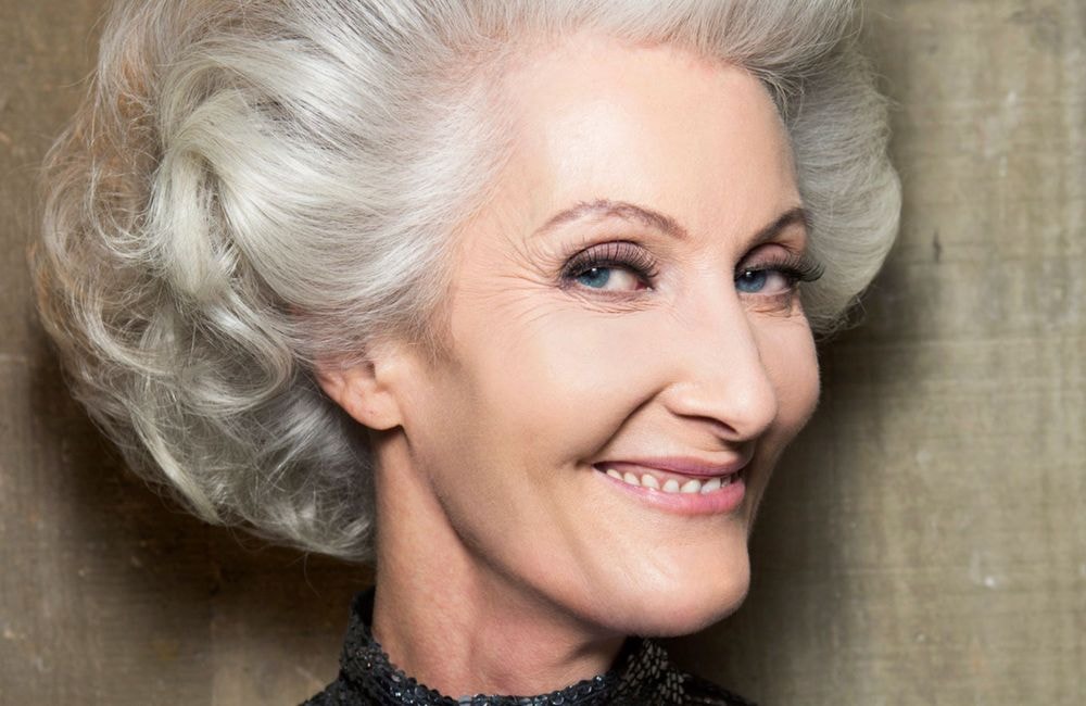 Qu’est-ce que la teinture inversée, cette méthode qui sublime les cheveux gris ?