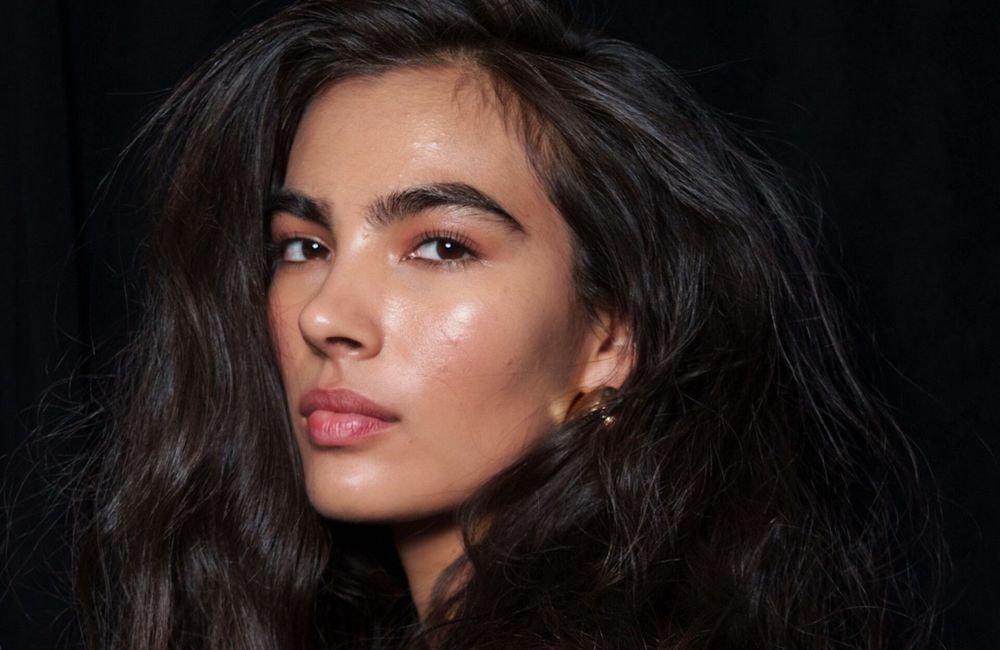 Les cheveux naturels signent leur grand retour (et vont vous faire gagner de précieuses minutes le matin)