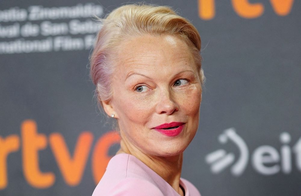 À 57 ans, Pamela Anderson dévoile le secret de la fermeté de sa peau