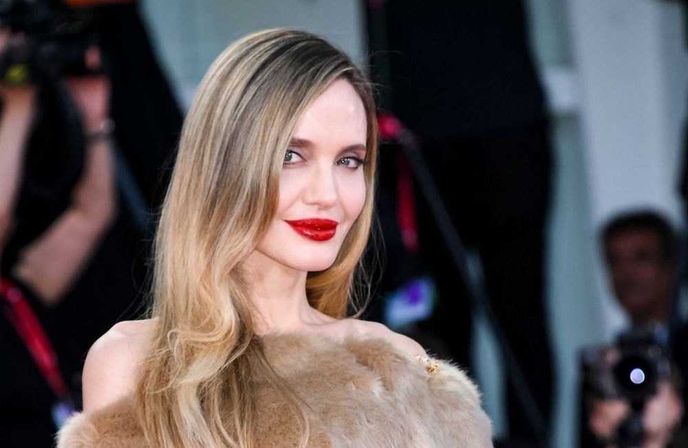 Angelina Jolie impressionne dans une robe dramatique à la Mostra de Venise