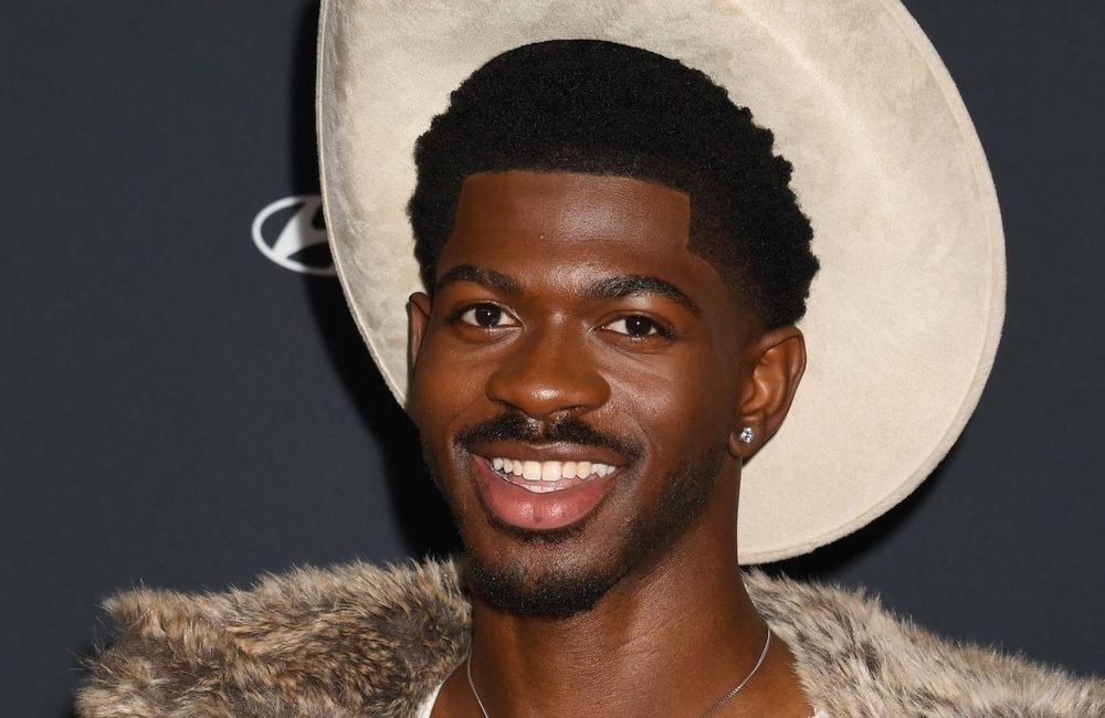 Lil Nas X arrêté en train de déambuler dans la rue en santiags et en slip, le rappeur a été arrêté
