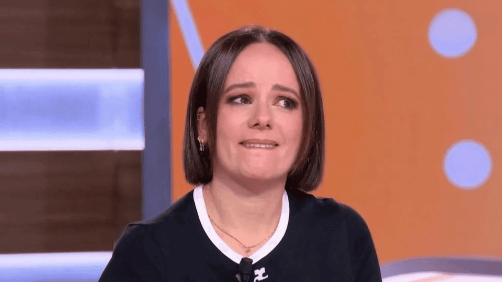 Effondrée, Alizée éclate en sanglots en évoquant son enfance : "Quand j'étais petite c'était dur…"