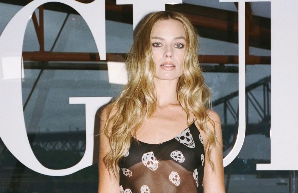 Avec sa robe transparente, Margot Robbie remet à l’honneur cet imprimé culte des années 2000 popularisé par Kate Moss