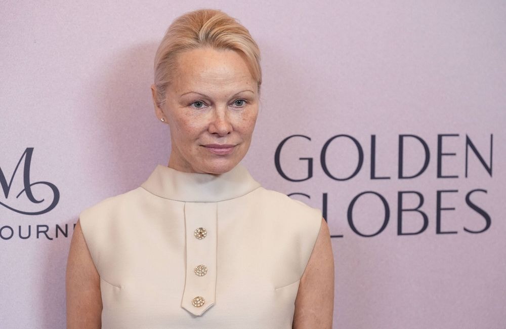 Pamela Anderson adopte la manucure la plus douillette de l’hiver