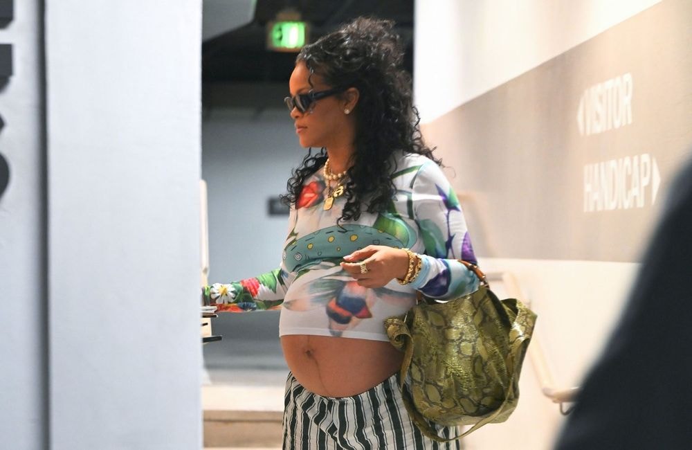 Rihanna en pantalon rayures et sac python : le retour du look multi-motifs