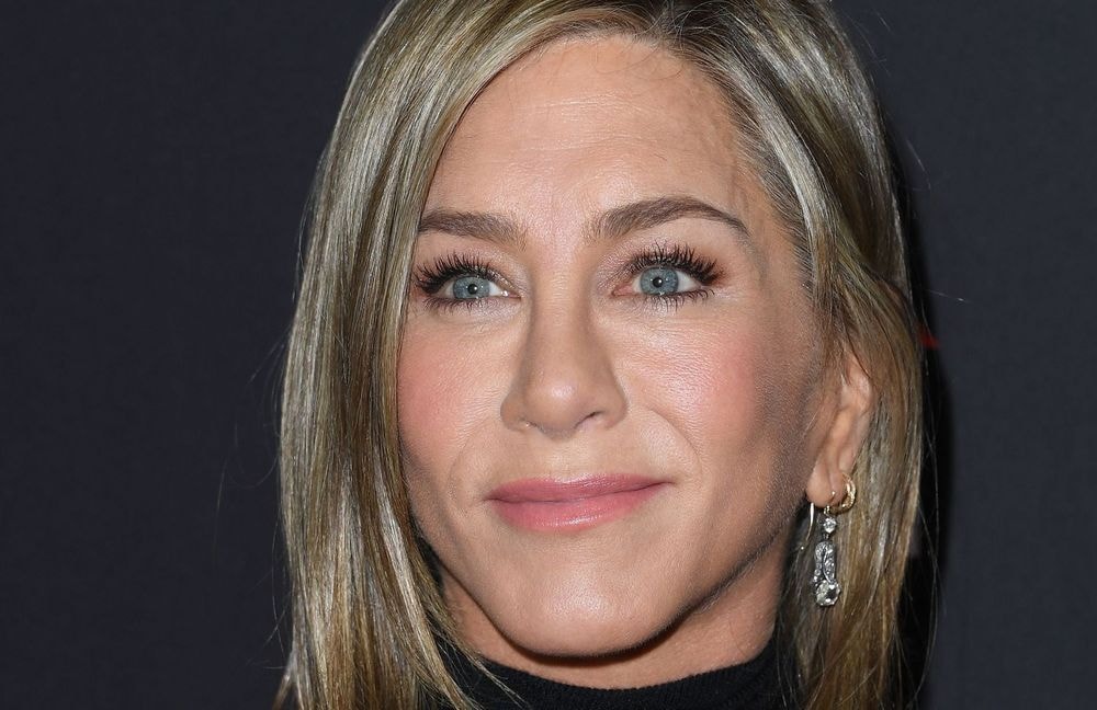 Jennifer Aniston adopte la couleur de vernis qu'on portera jusqu'à la fin de l'été (et même après)
