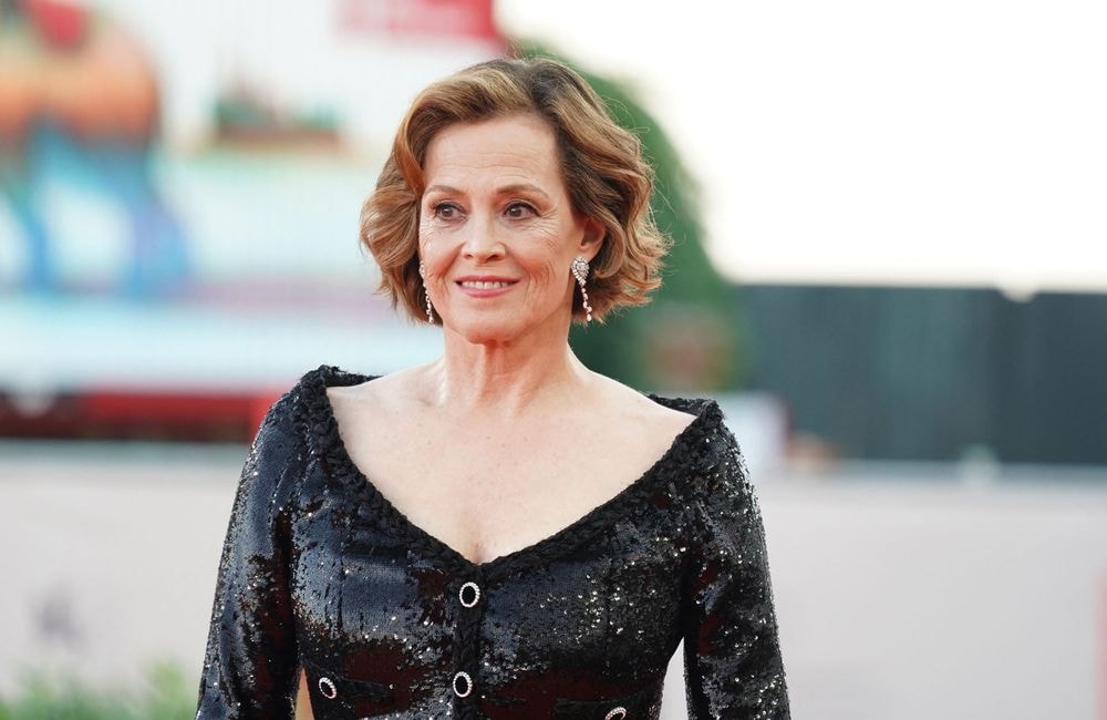À 76 ans, Sigourney Weaver ose le brushing sleek et volumineux pour mettre en valeur sa coupe courte