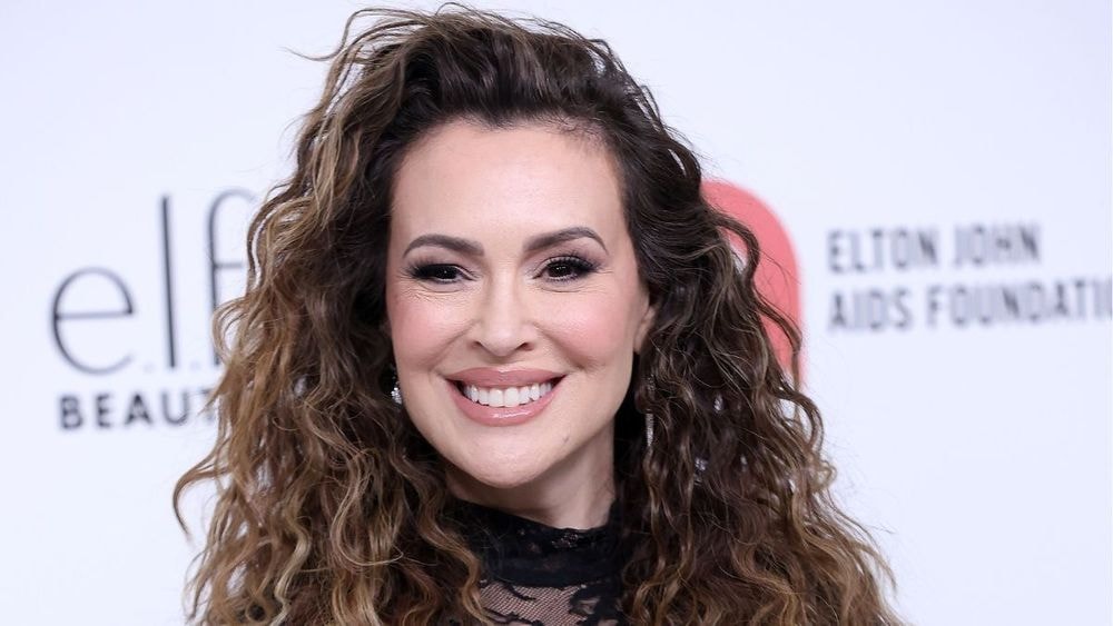 Montée à 78kg, Alyssa Milano (52 ans) moquée sur son poids, sa réponse cash et désinvolte : "Passez-moi les cookies"