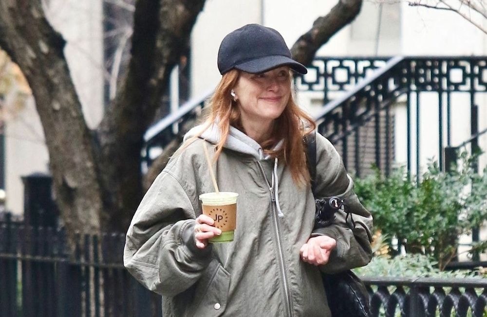 Julianne Moore mise sur le bomber kaki pour un style à la fois chic et décontracté