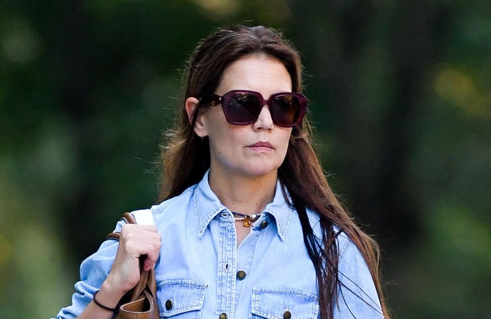 Katie Holmes succombe à la jupe mi-longue tendance de la rentrée