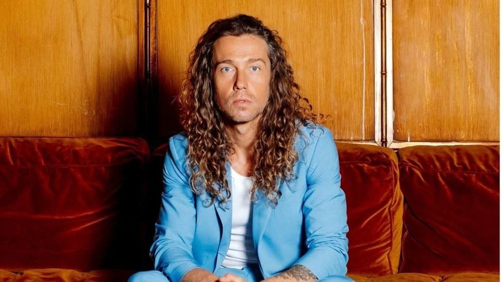 Julien Doré : il fait une magnifique déclaration d'amour à Mylène Farmer, "Elle sublime l'absence"