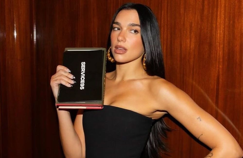 Quatre ans plus tard, Dua Lipa relance cette tendance manucure pour l'automne
