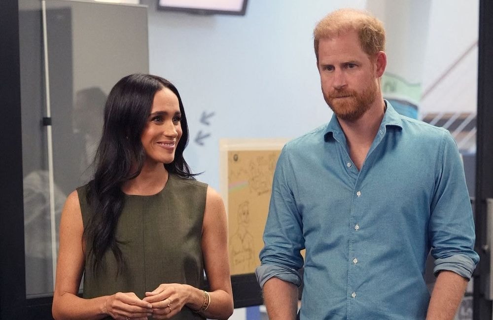 Meghan Markle en robe droite : pourquoi ce classique des années 60 revient en force