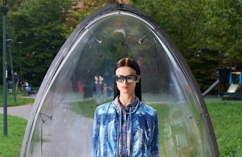 Des mannequins enfermés dans des œufs : la présentation insolite de Diesel à la Fashion Week de Milan