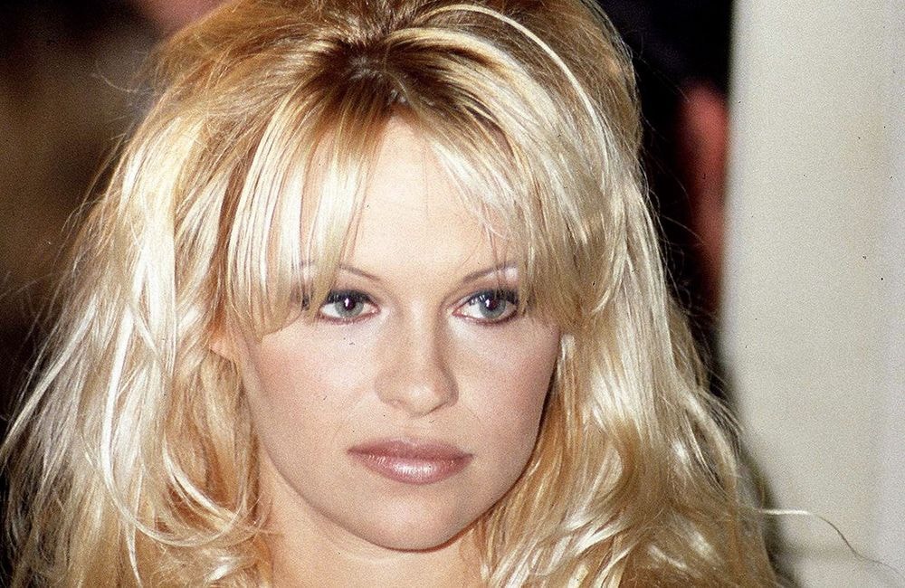 Les lèvres nude givrées de Pamela Anderson font leur grand retour ce printemps