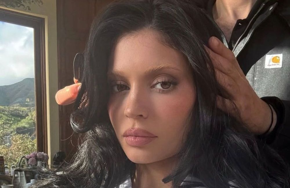 Après Adriana Karembeu, Kylie Jenner confirme le retour des sourcils décolorés