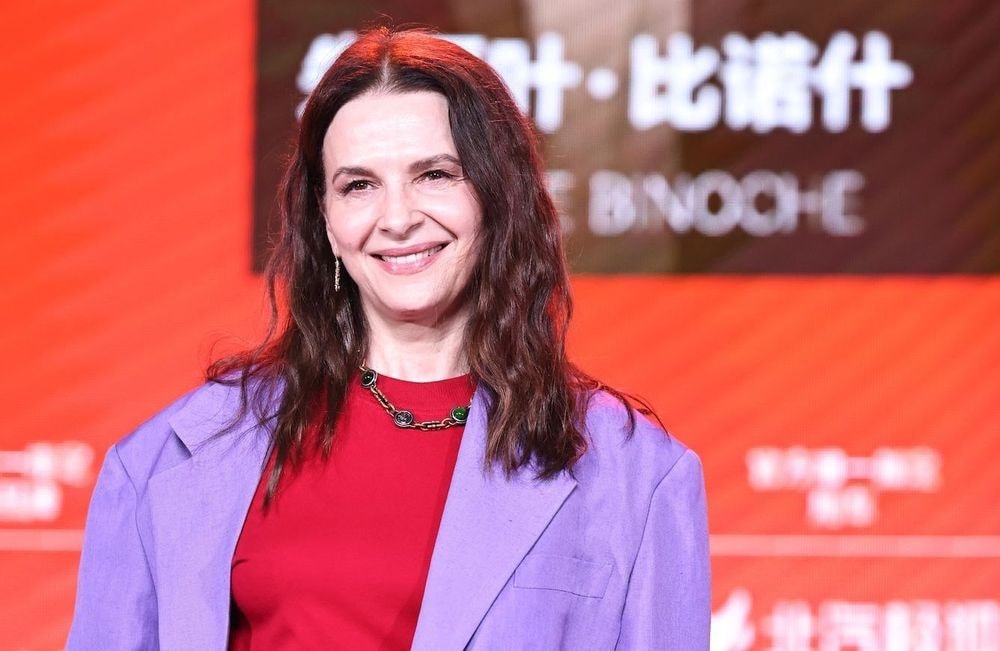 Juliette Binoche relance la tendance color block sur le tapis rouge de Pékin