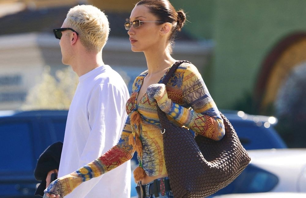 Katie Holmes, Bella Hadid… ce sac adoré des stars se vend toutes les 15 minutes dans le monde