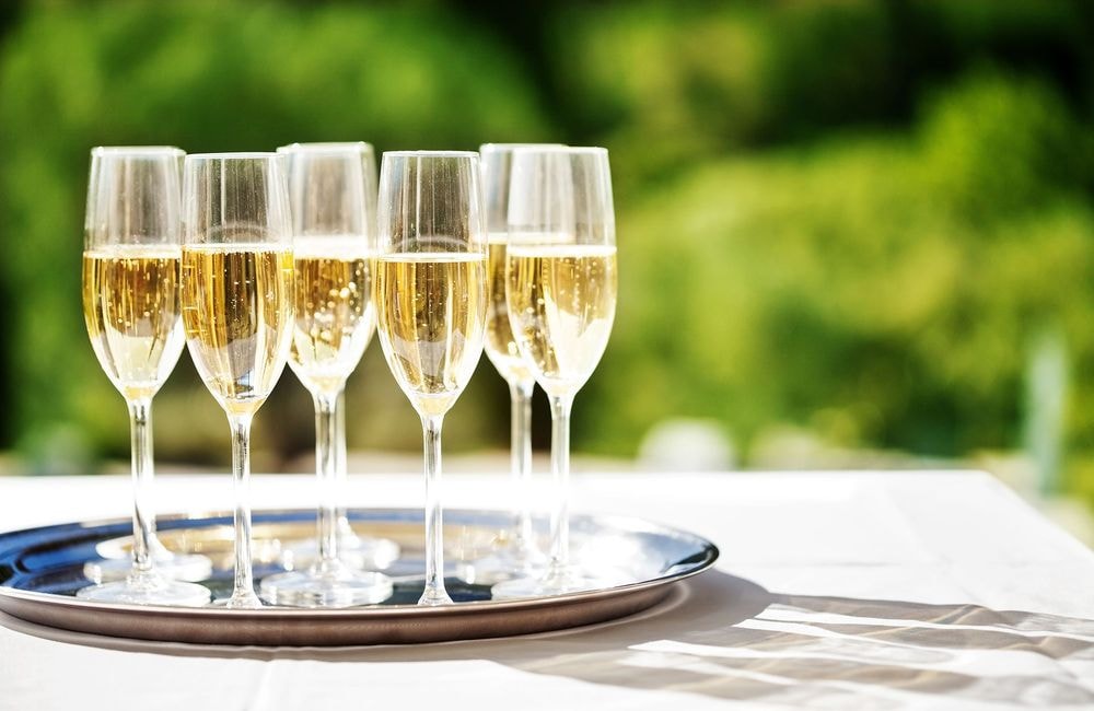 Menu de mariage : à quel moment du repas faut-il servir le champagne ?