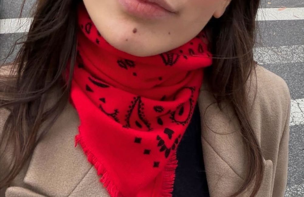 Ce bandana en cachemire est l’obsession des filles stylées cet hiver