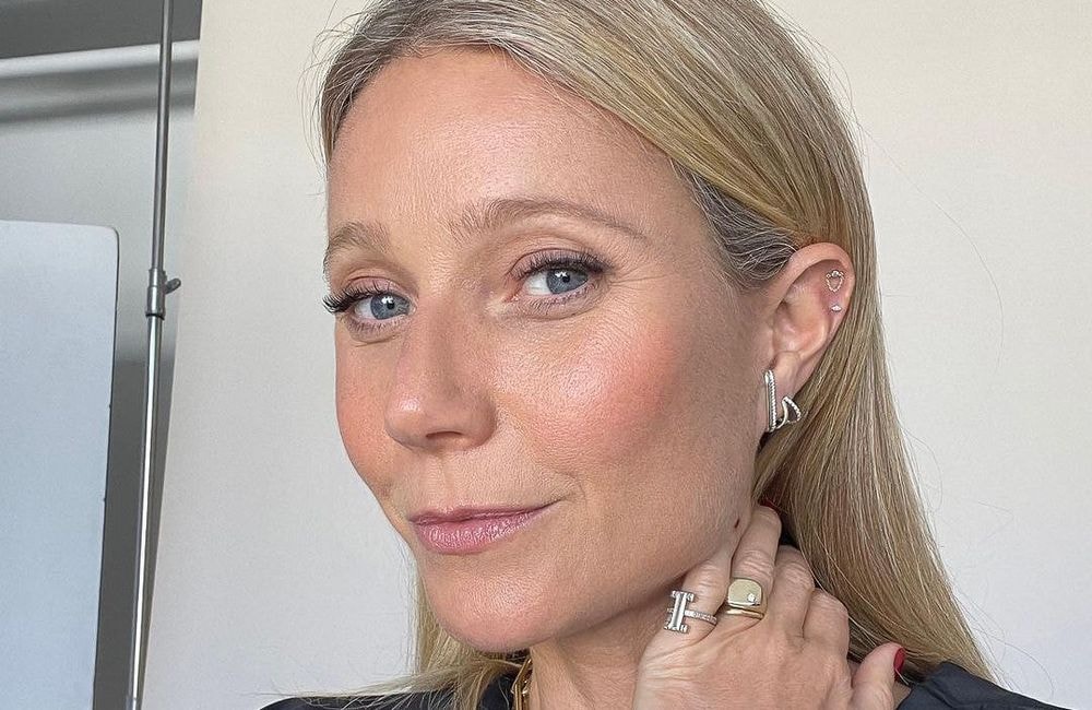 Voici comment il faudrait appliquer son blush après 45 ans