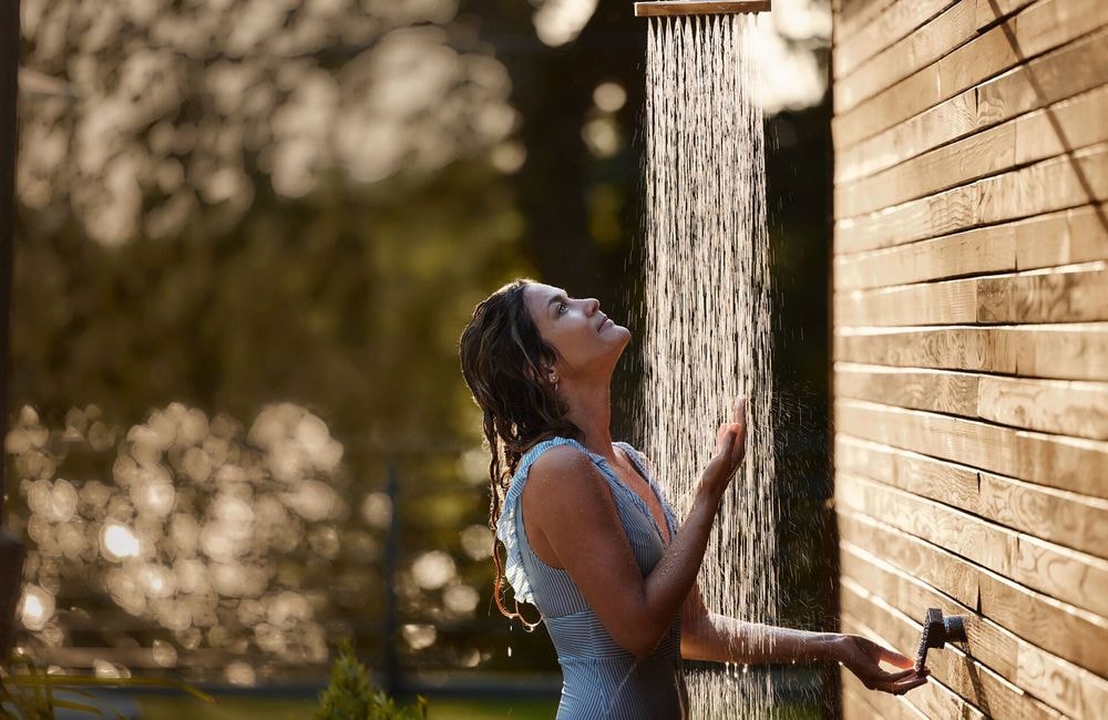 Été : ces gestes à adopter sous la douche pour éviter la déshydratation de la peau
