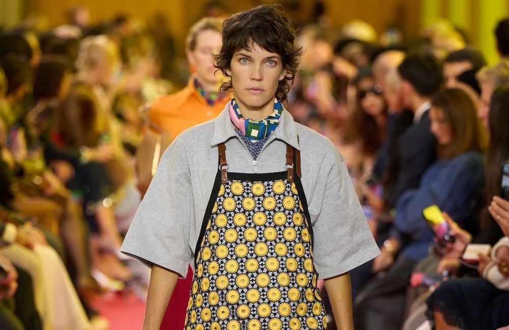 Qu’est-ce que le dressing paradoxal, cette règle stylistique qui va s’imposer en 2026 ?