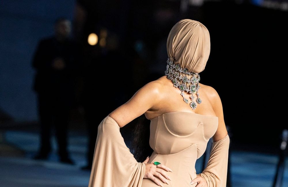« Mon maquilleur n’était pas très content » : Kim Kardashian revient sur les coulisses de son apparition masquée