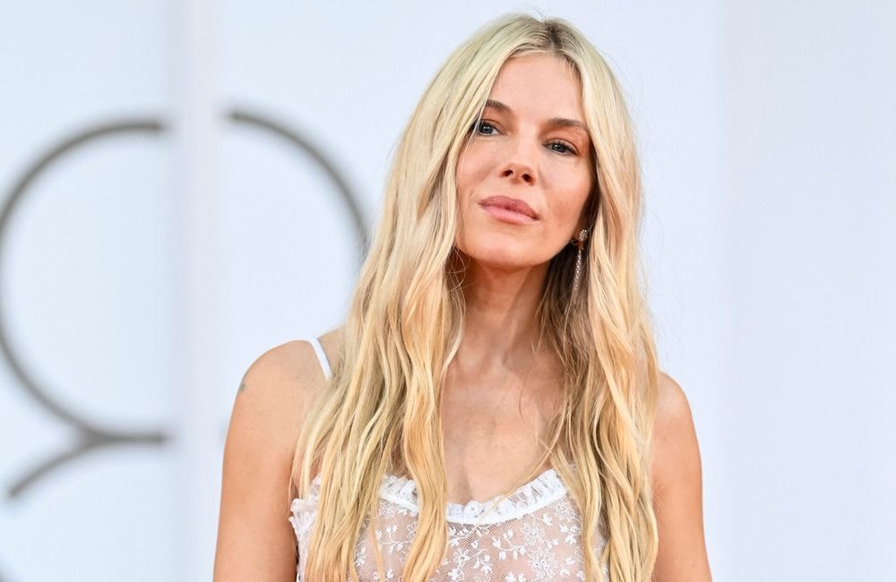 Sienna Miller : son astuce pour obtenir son look coiffé-décoiffé signature
