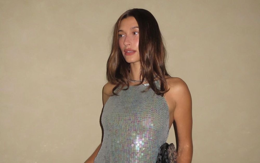 Pour son anniversaire, Hailey Bieber ressuscite ce look oublié de Britney Spears