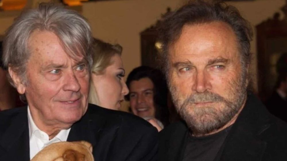 Alain Delon : l'acteur aurait-il eu une liaison secrète avec un homme ? Une vieille rumeur refait surface !