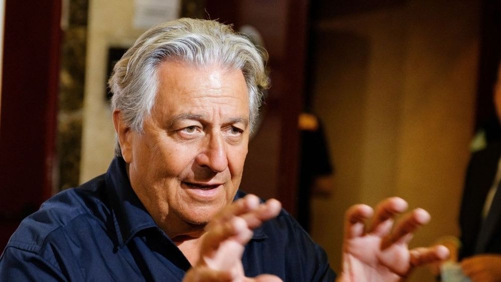 Christian Clavier ouvre les portes de sa sublime maison bruxelloise à la "façade Art Déco", un cocon "convivial"
