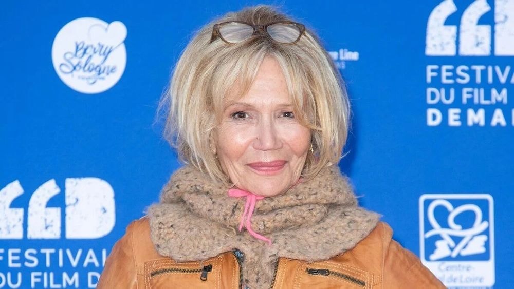 Clémentine Célarié (68 ans) révèle le nom du chanteur qu'elle a invité dans son lit : "Il n'a pas voulu…"