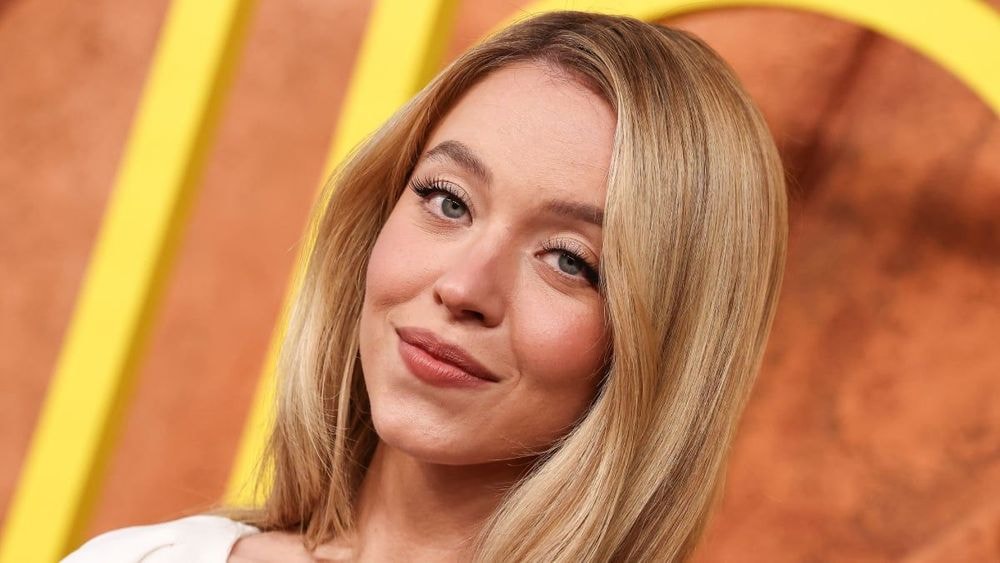 Sydney Sweeney et Eva Longoria (28 et 40 ans) tombent le soutien-gorge et osent le "no bra" sur le tapis rouge