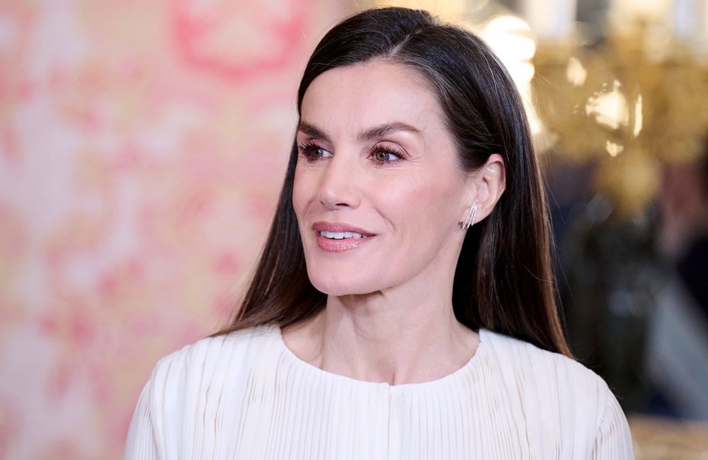 En jupe tailleur à la longueur maxi, Letizia d’Espagne signe le retour du chic