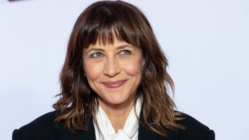 Sophie Marceau (59 ans) et son décolleté fatal : elle ose le maillot léopard avec une élégance folle, impossible de la quitter des yeux