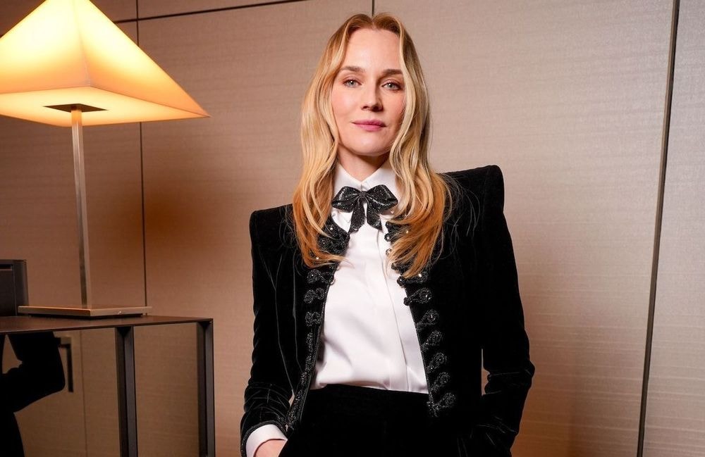 Diane Kruger sublime la veste officier au défilé Giorgio Armani Privé