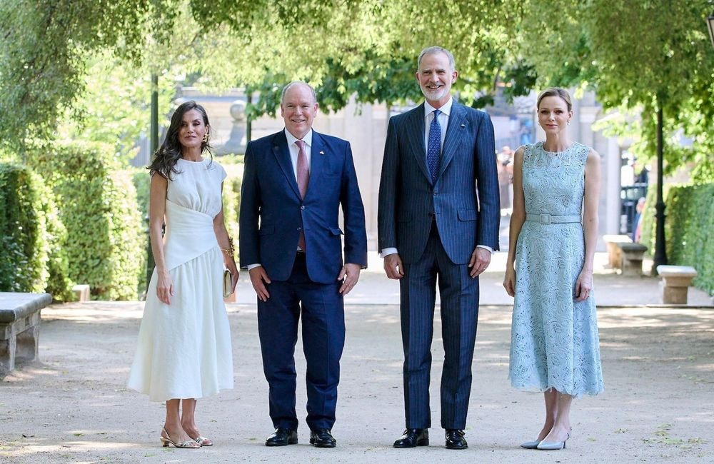 Sous le soleil de Madrid, Letizia d’Espagne et Charlene de Monaco misent sur cette robe d’été légère et intemporelle