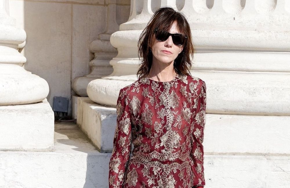 Charlotte Gainsbourg ose la robe (très) courte et fait sensation au défilé Saint Laurent