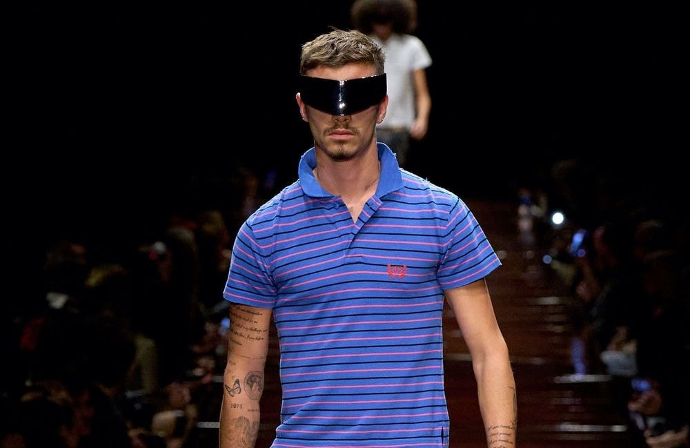 Romeo, le fils cadet de Victoria Beckham, fait ses premiers pas à la Fashion Week de Paris