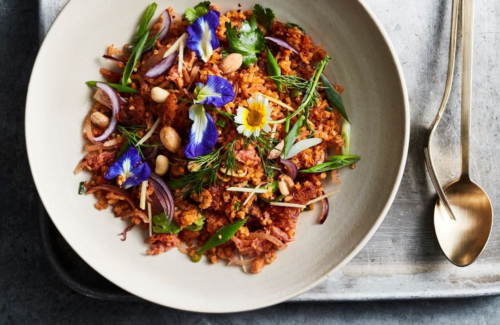 Le riz crispy, la recette tendance qui va transformer vos salades d’été