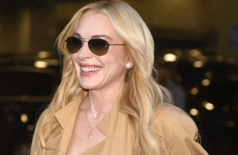 Robe fleurie et trench : Lindsay Lohan porte le look de la rentrée
