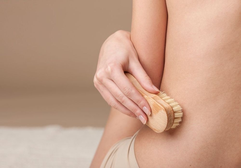 Le brossage à sec : un geste beauté aux multiples bienfaits