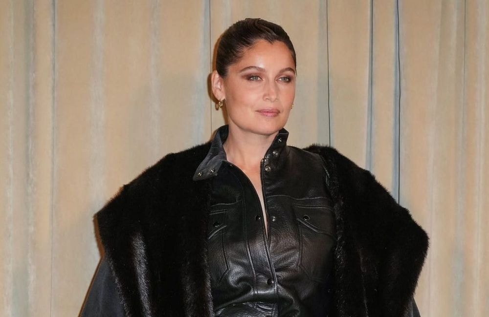 Sleek bun : Laetitia Casta dévoile comment twister son chignon facilement