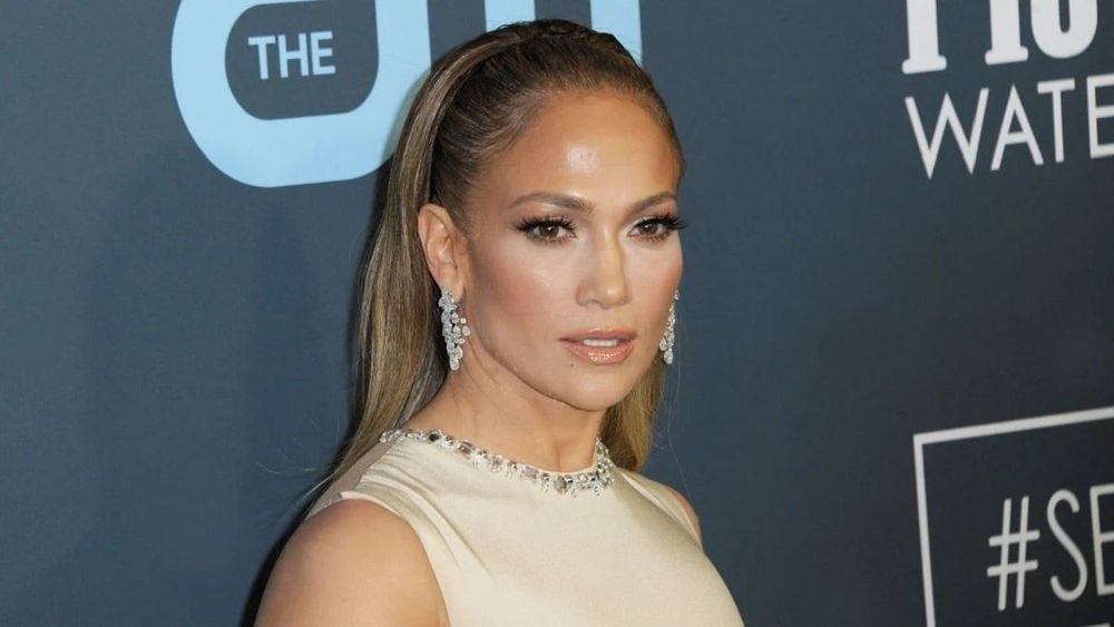 "Incroyable..." Jennifer Lopez (56 ans) comparée à une strip-teaseuse : "Elle a bien raison !" Cyril Hanouna et sa bande prennent sa défense