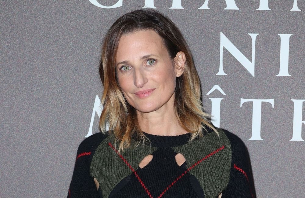 « Ça m’a bouleversée » : Camille Cottin évoque le décès de son père aux côtés de Pedro Almodóvar