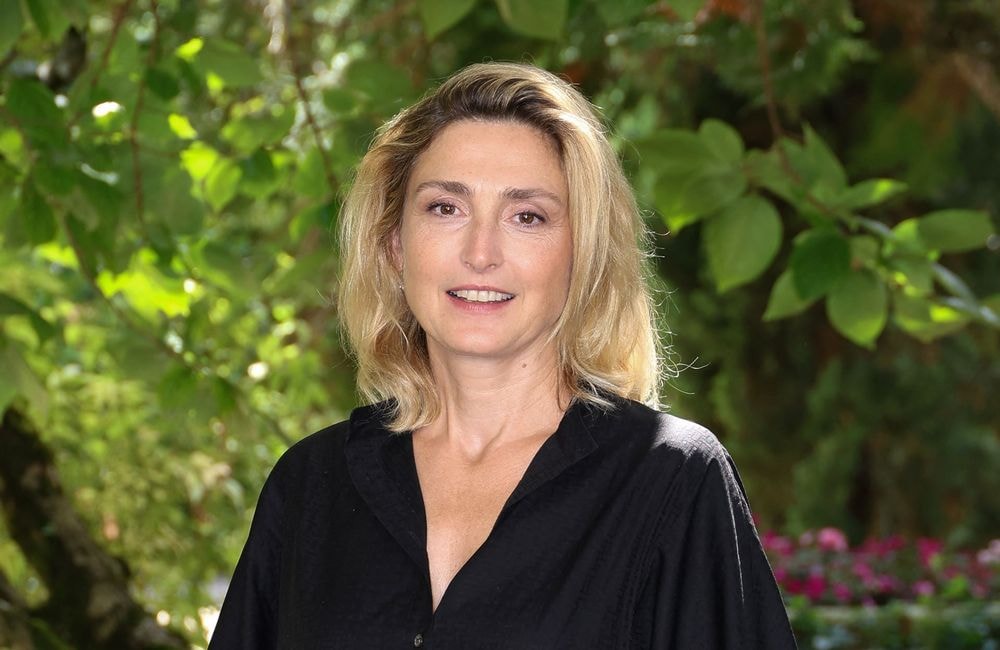 Ménopause : Julie Gayet et 28 personnalités signent une tribune pour ouvrir le dialogue sur ce tabou