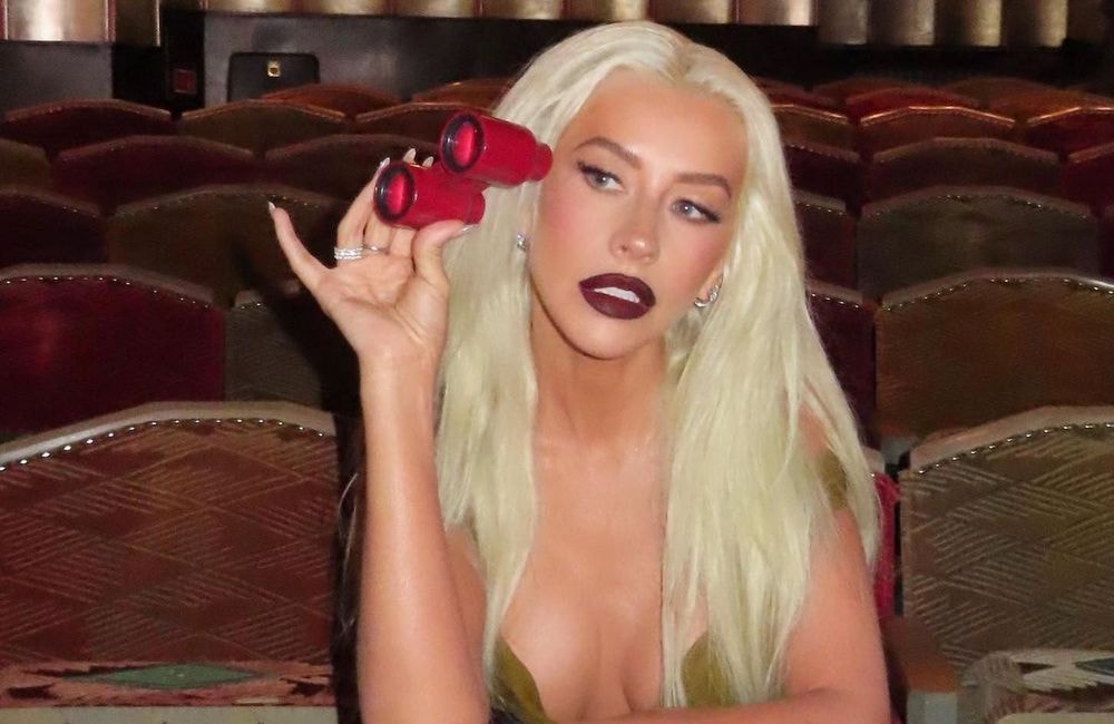 Porter du rouge à lèvres noir en été ? Christina Aguilera lance la tendance