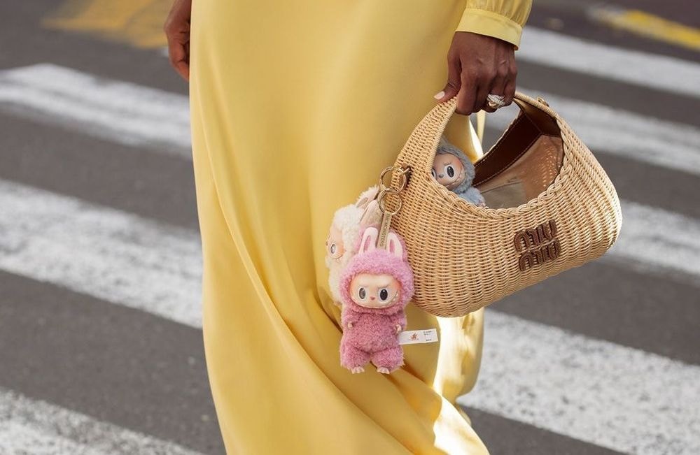 ELLE Debriefe - Fashion Week Haute Couture Jour 2 : Pour ou contre les Labubu ? La tendance qui divise aux abords des défilés