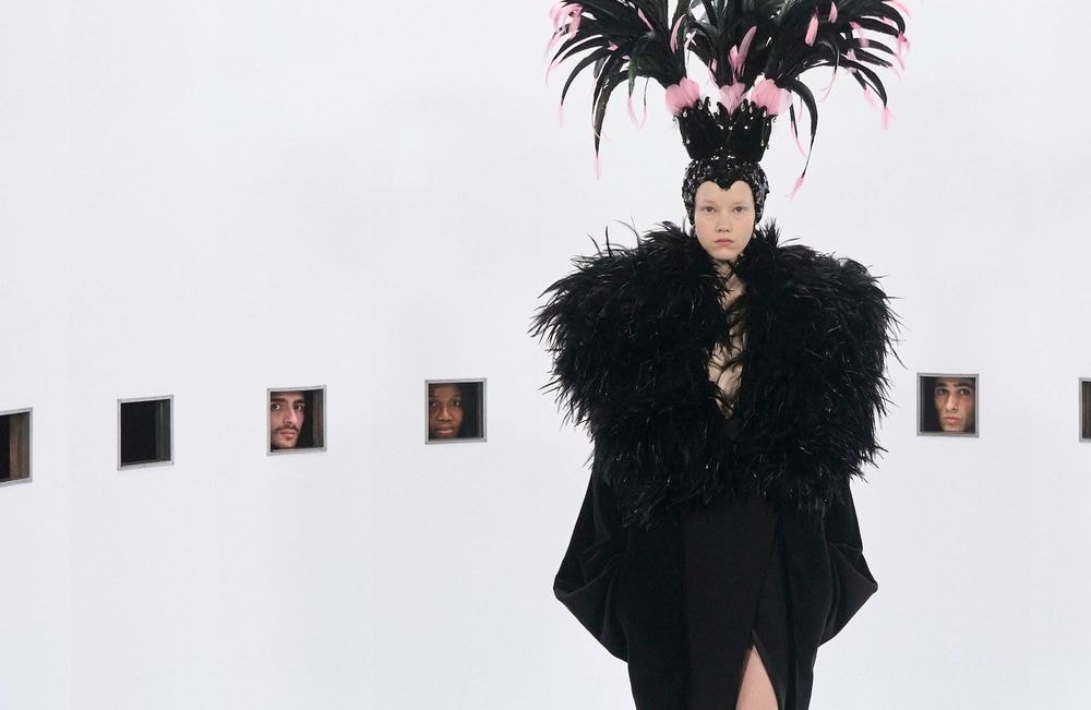 ELLE Débriefe – Semaine de la couture, Jour 3 : Chez Valentino, on regarde les vêtements comme une petite souris